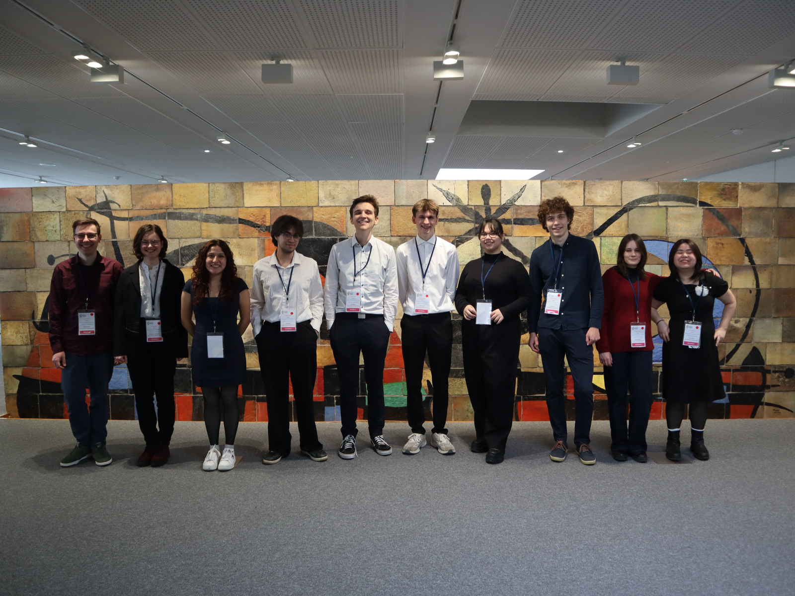Gruppenfoto der Studierenden vor Werk von Miro im Maison de l'UNESCO