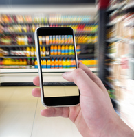 Mit Smartphone im Supermarkt einkaufen