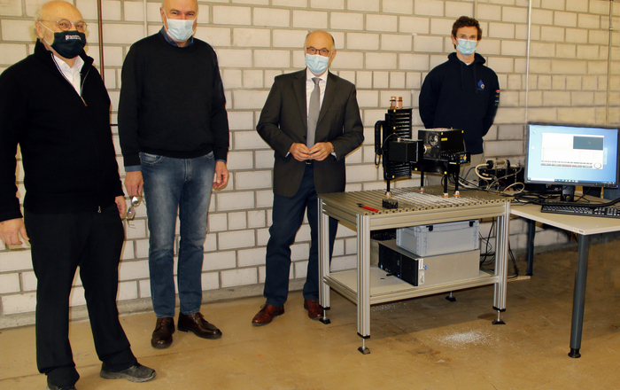 Prof. Dr. Ulrich Hochberg, der VdF-Vorsitzende Helmut Schareck, Rektor Prof. Dr. Winfried Lieber und Doktorand Maximilian Gießler (von links) stehen um das neue Fünf-Achs-Bearbeitungszentrum herum