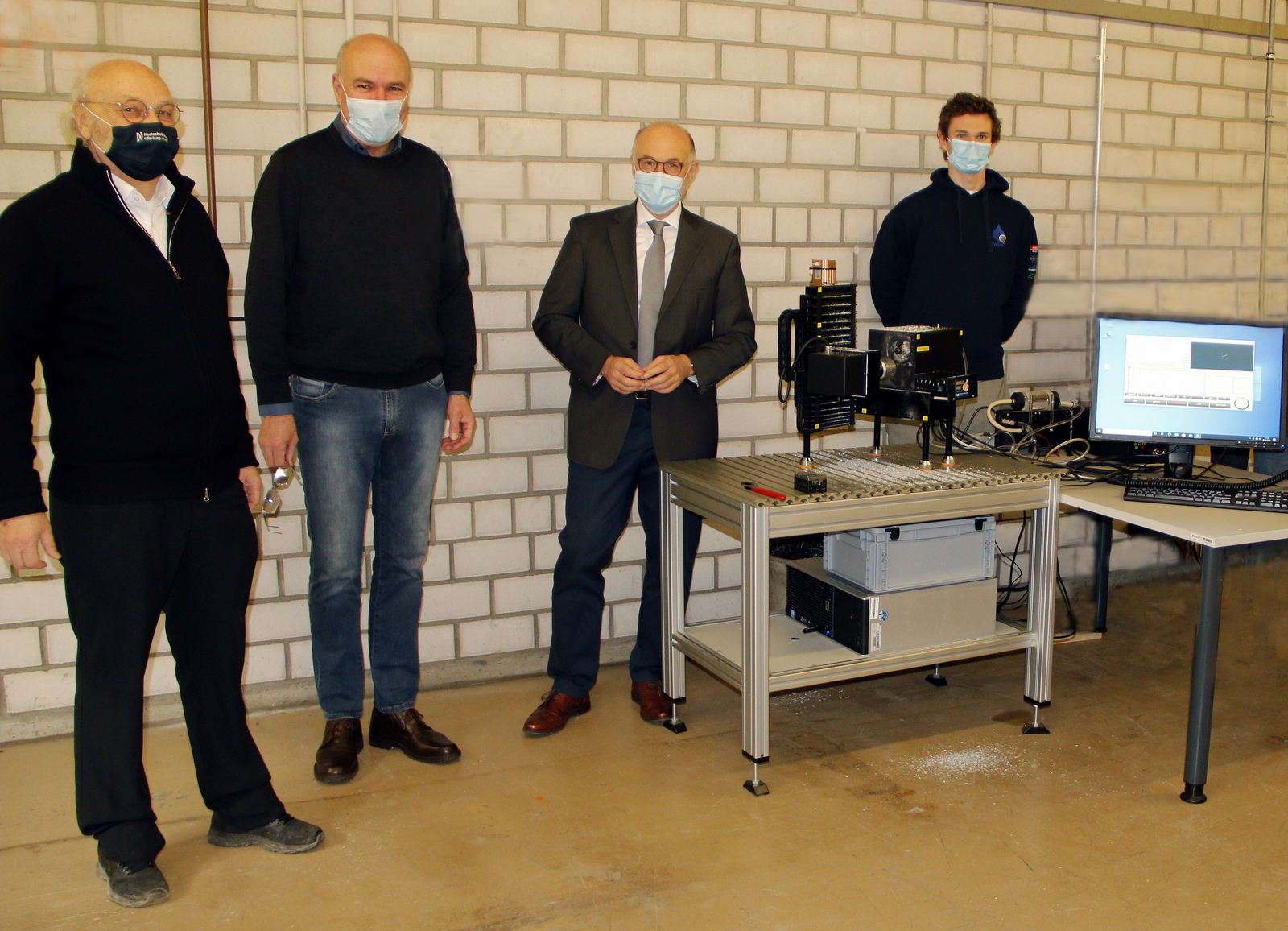 Prof. Dr. Ulrich Hochberg, der VdF-Vorsitzende Helmut Schareck, Rektor Prof. Dr. Winfried Lieber und Doktorand Maximilian Gießler (von links) stehen um das neue Fünf-Achs-Bearbeitungszentrum herum