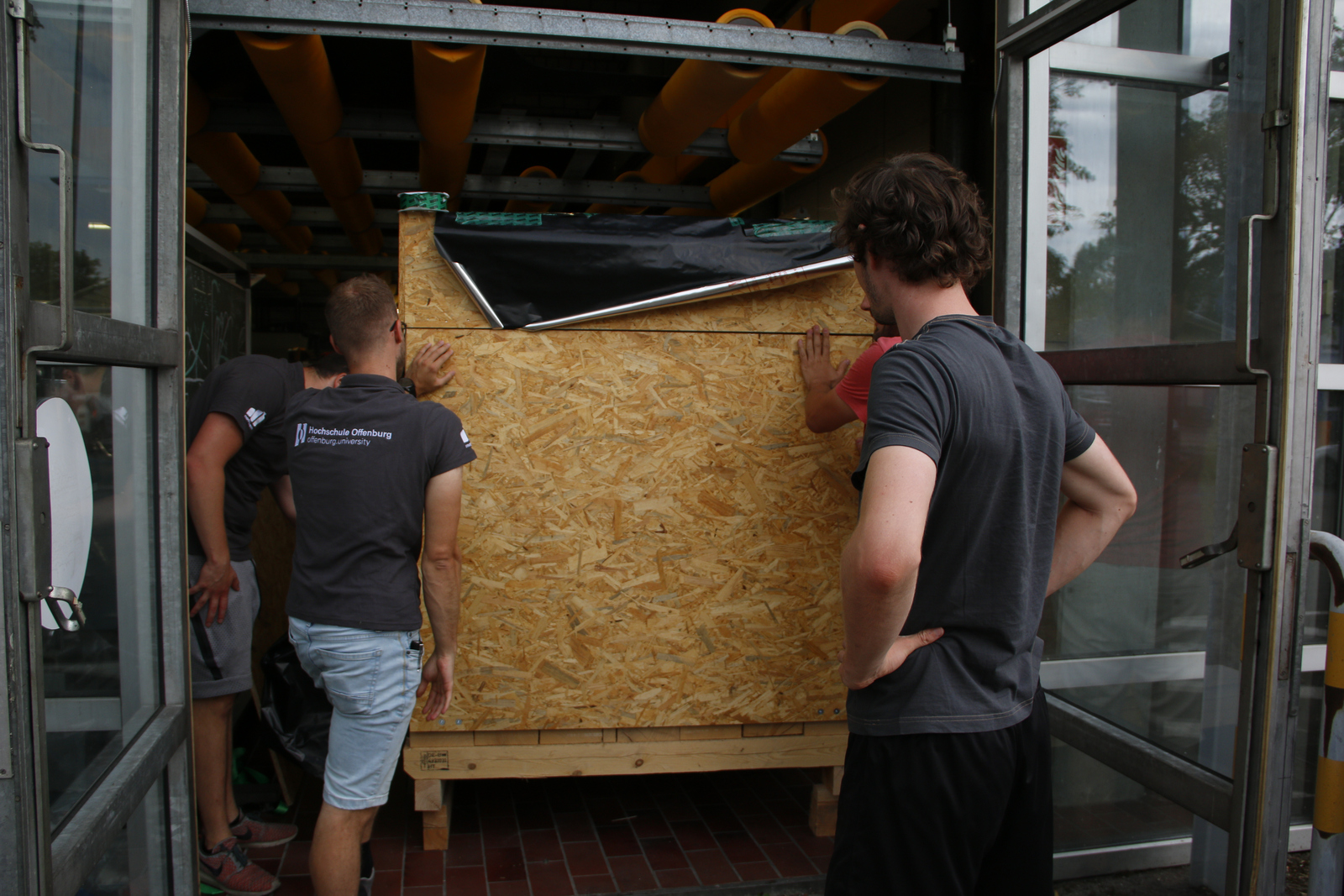 Studierende vor geschlossener Kiste