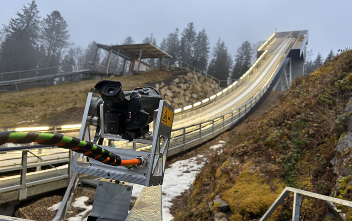 Eine Kamera ist auf eien Skisprungschanze ausgerichtet