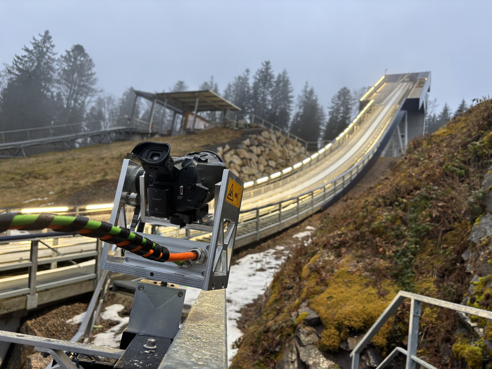 Eine Kamera ist auf eien Skisprungschanze ausgerichtet