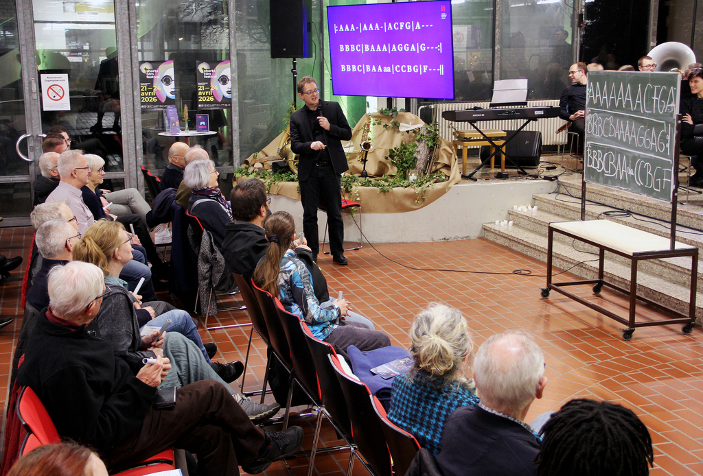 6._Prof._Dominik_Giel_erläutert_den_Einsatz_des_Publikums