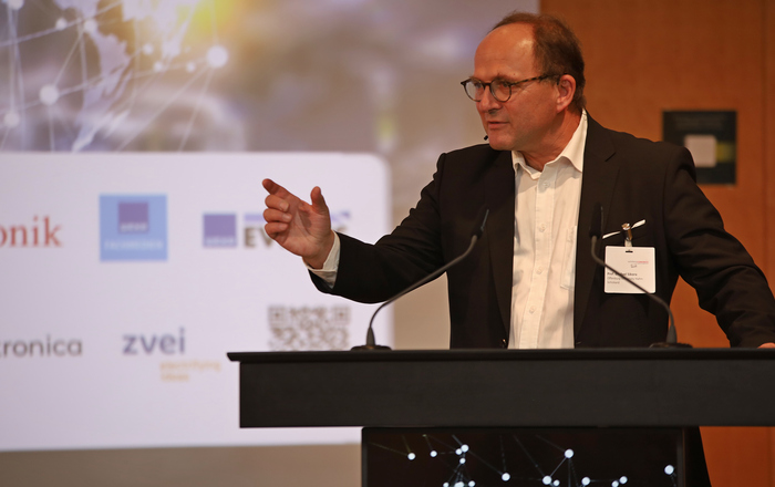 Prof. Sikora am Rednerpult