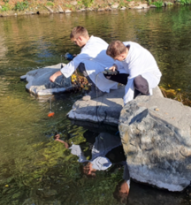 Wasserprobenentnahme am Mühlbach in Offenburg 