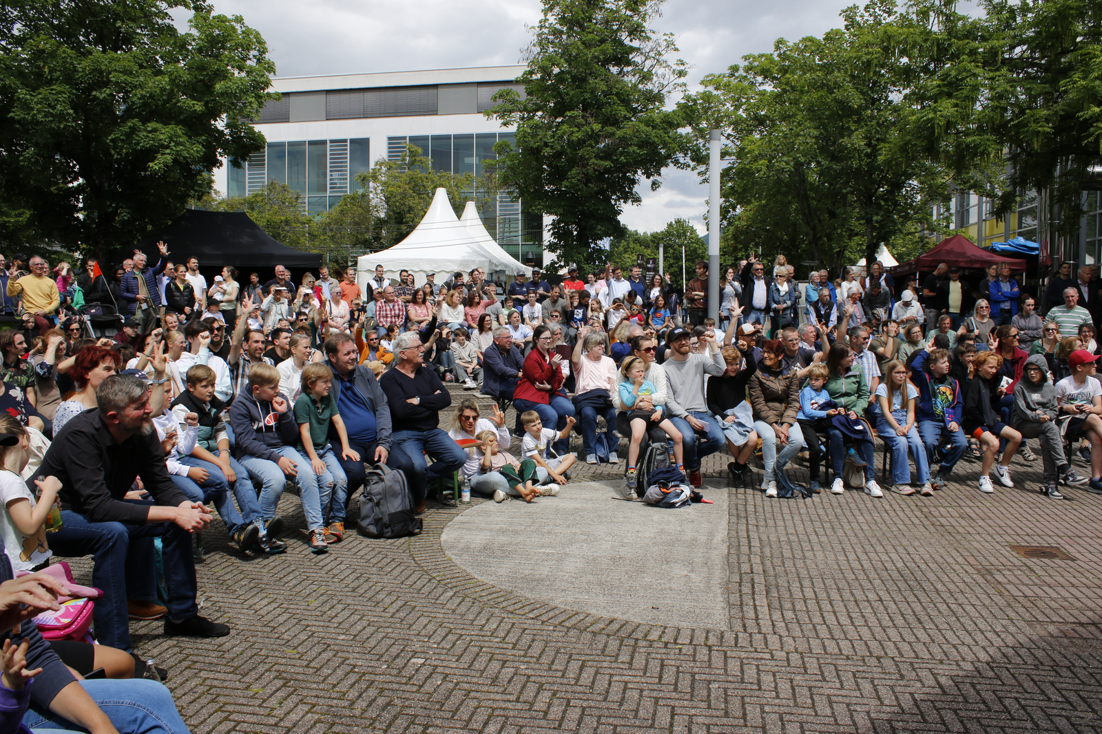 Blick auf die sitzenden Gäste.