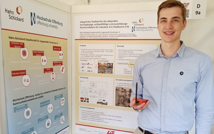 Fabian Sowieja, M.Sc., vor dem TestKomm4.0-Ausstellungsstand am Innovationstag Mittelstand in Berlin