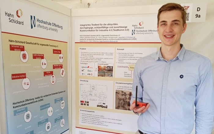 Fabian Sowieja, M.Sc., vor dem TestKomm4.0-Ausstellungsstand am Innovationstag Mittelstand in Berlin