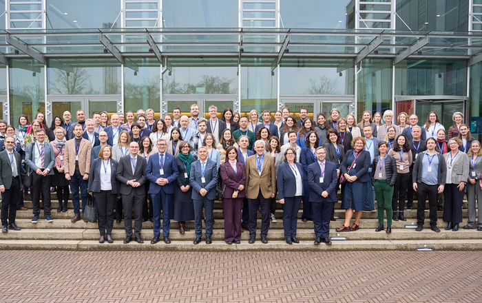 Gruppenfoto der Teilnehmenden auf der Treppe vor D-Gebäude