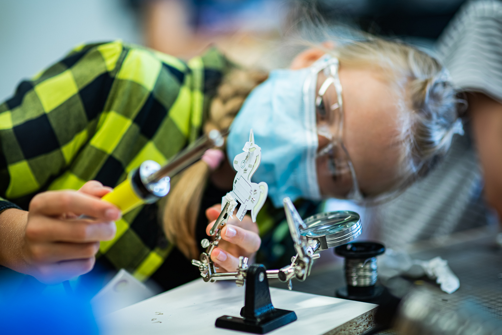 Ein Mädchen lötet ein Einhorn.