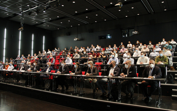 Die Teilnehmenden der 2. Schraubenfachtagung sitzen mit Maske in einem Hörsaal