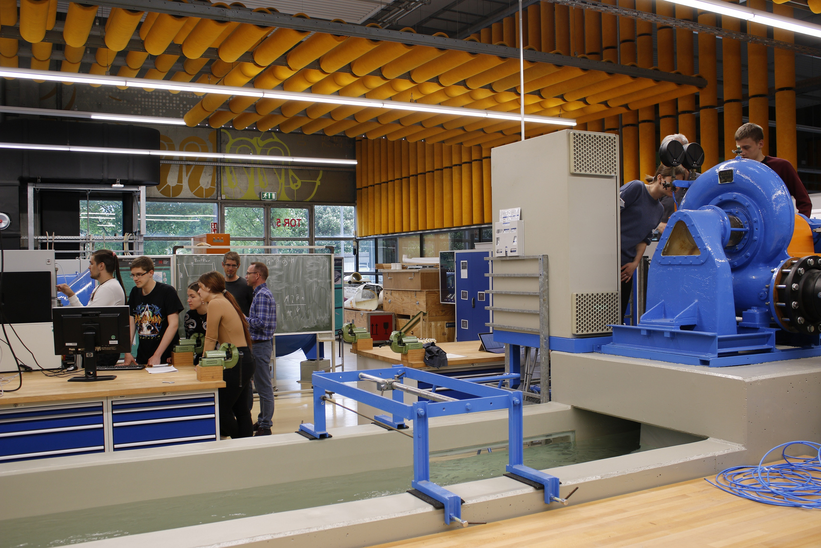 Die Studierenden im Labor am Strömungskanal und Rechner