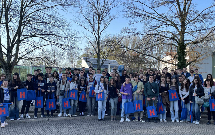 Gruppe aus 89 bulgarischen Schüler*innen und 6 Betreuer*innen stehen im Innenhof der Hochschule Offenburg