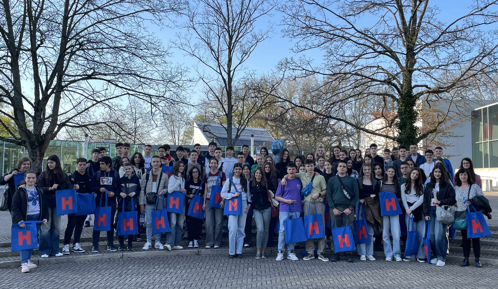 Gruppe aus 89 bulgarischen Schüler*innen und 6 Betreuer*innen stehen im Innenhof der Hochschule Offenburg