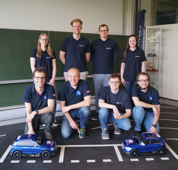 Teambild mit Fahrzeug