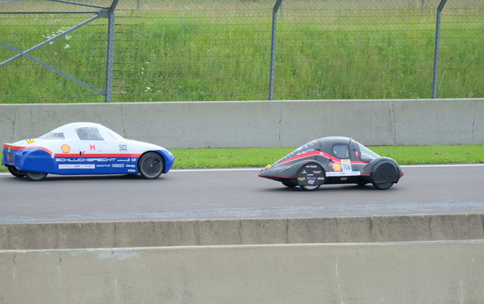 Schluckspecht 5 überholt auf der Strecke ein anderes Fahrzeug