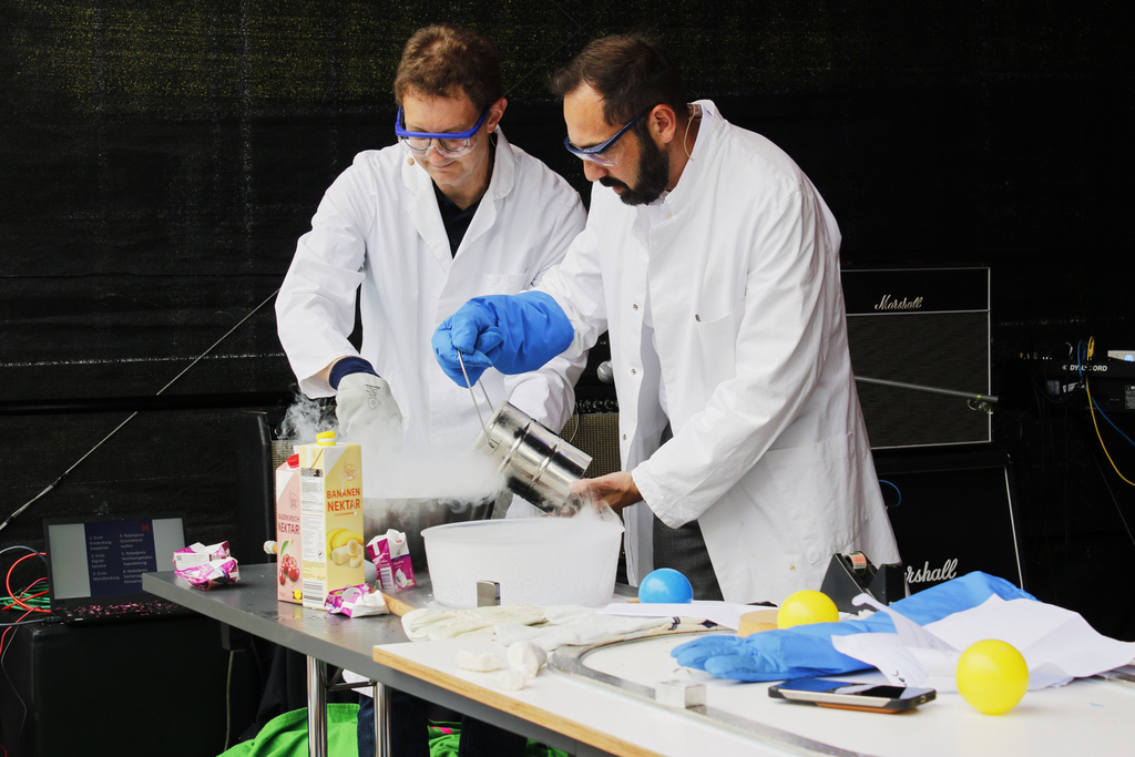 Dominik_Giel_und_Dragos_Saracsan_Physik_ist_wenn_s_knallt__2_