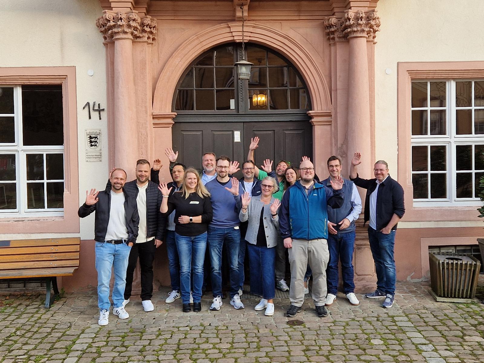 Gruppenfot vor dem Klostereingang