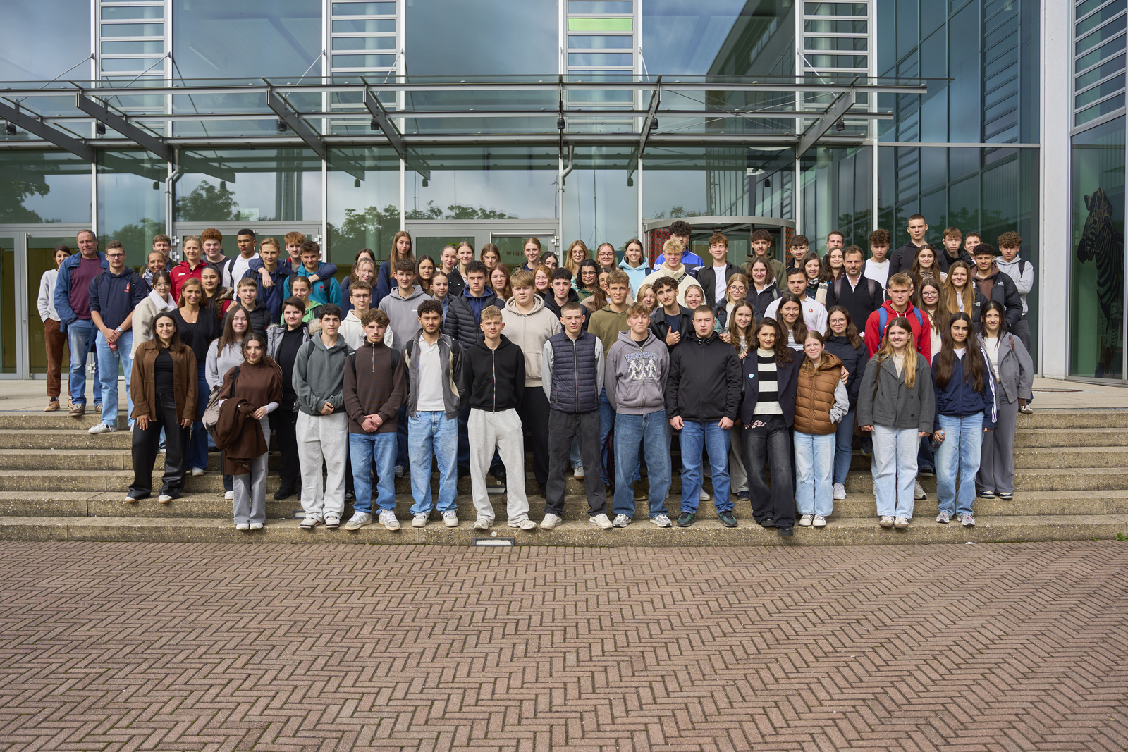 Gruppenfoto auf der Treppe vor dem D-Gebäude
