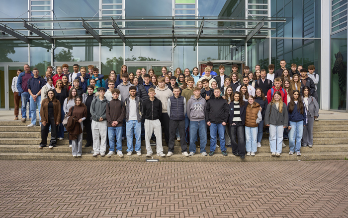 Gruppenfoto auf der Treppe vor dem D-Gebäude