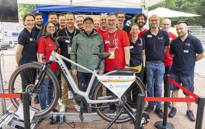 Gruppenfoto mit E-Bike-Simulator