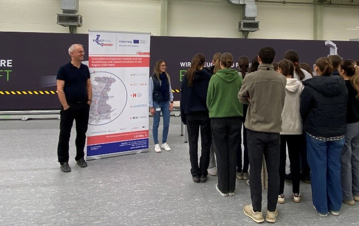 Markus Gapp mit einer Gruppe von Schülerinnen im Robotiklabor