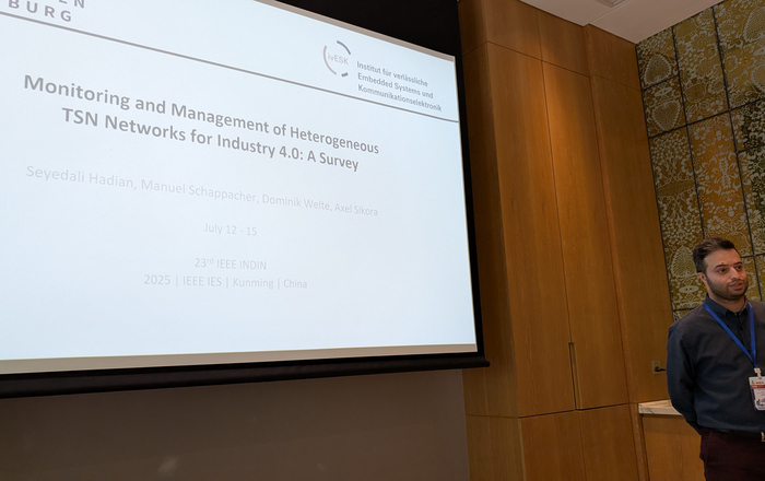 1 Mann vor einer Präsentationsleinwand