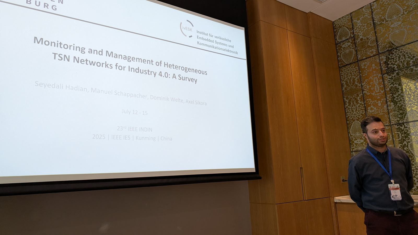 1 Person infront of a presentation screen