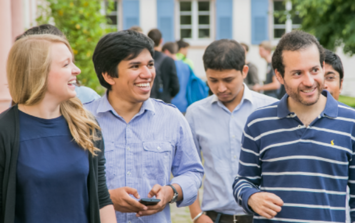 Eine Gruppe Studierender vor dem Gengenbacher Kloster 