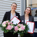 Die Preisträgerinnen Marlena Waßmer (links) und Vanessa Wedge (rechts) mit Blumen und Urkunden