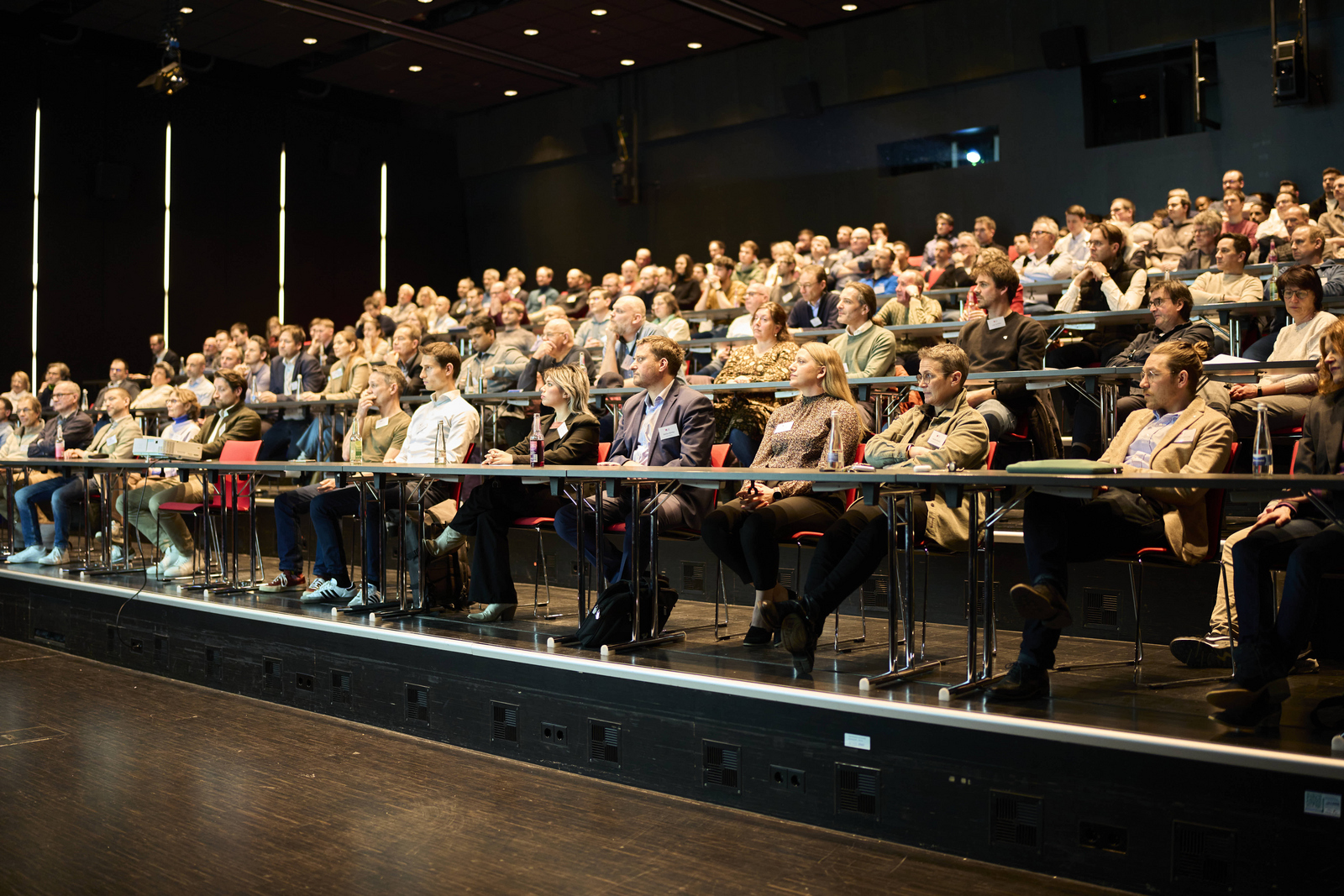 Viele Menschen sitzen in einem Hörsaal