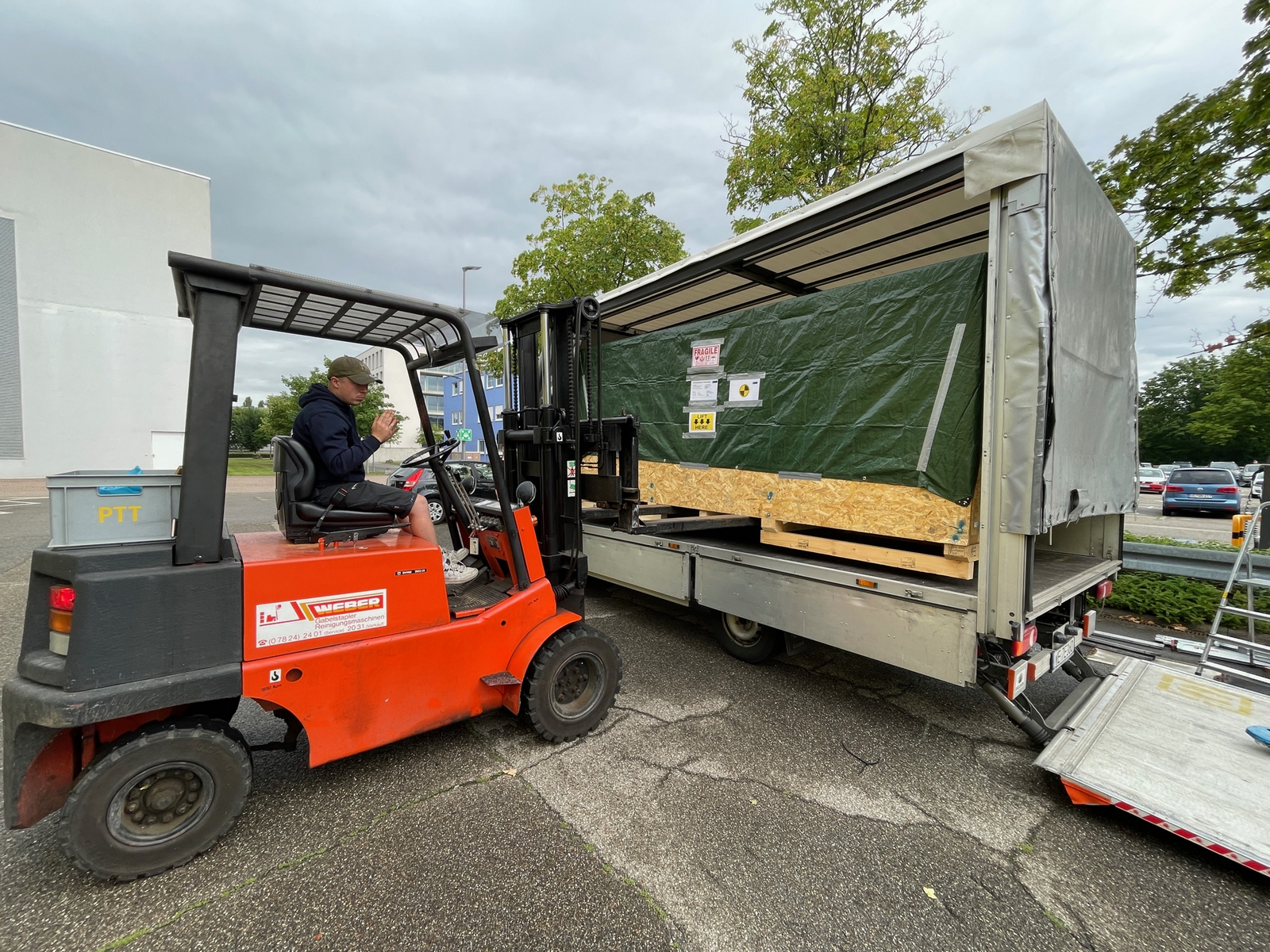 Gabelstapler lädt Kiste auf LKW