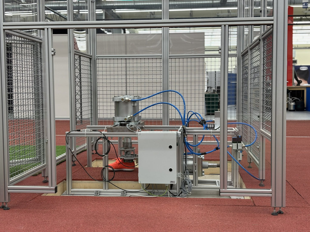 2025_08_04_-_IBMS_Materialprüfmaschine_seitlich