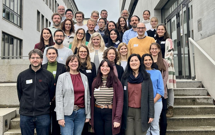 Gruppenfoto der Mentees und Programmkoordinator*innen auf einer Treppe vor der Hochschule für Technik in Stuttgart