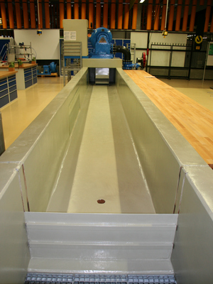 Kanal mit Überlaufwehr im Vordergrund