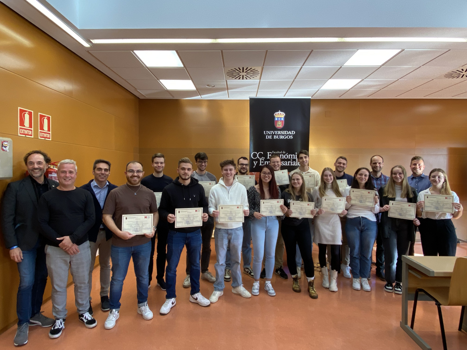 Die Studierenden präsentieren ihre Studienzertifikate