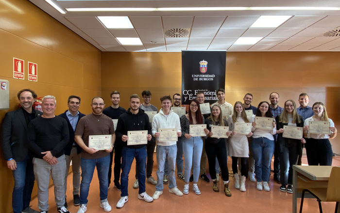 Die Studierenden präsentieren ihre Studienzertifikate