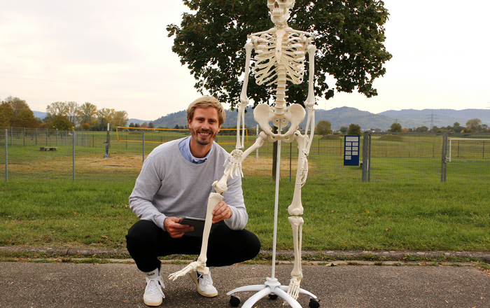 Professor neben Skelett