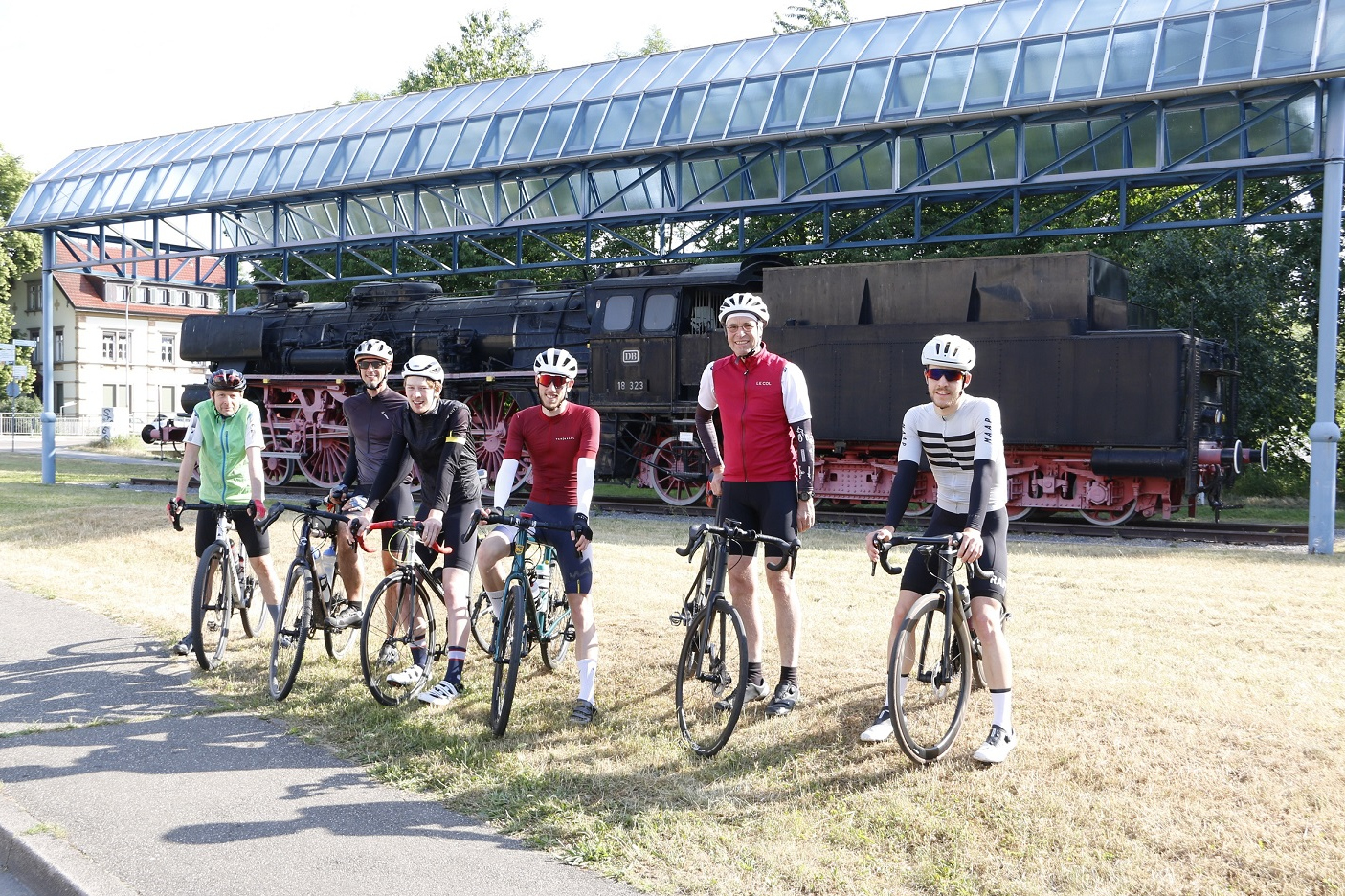 Rennradfahrer vor der Lok