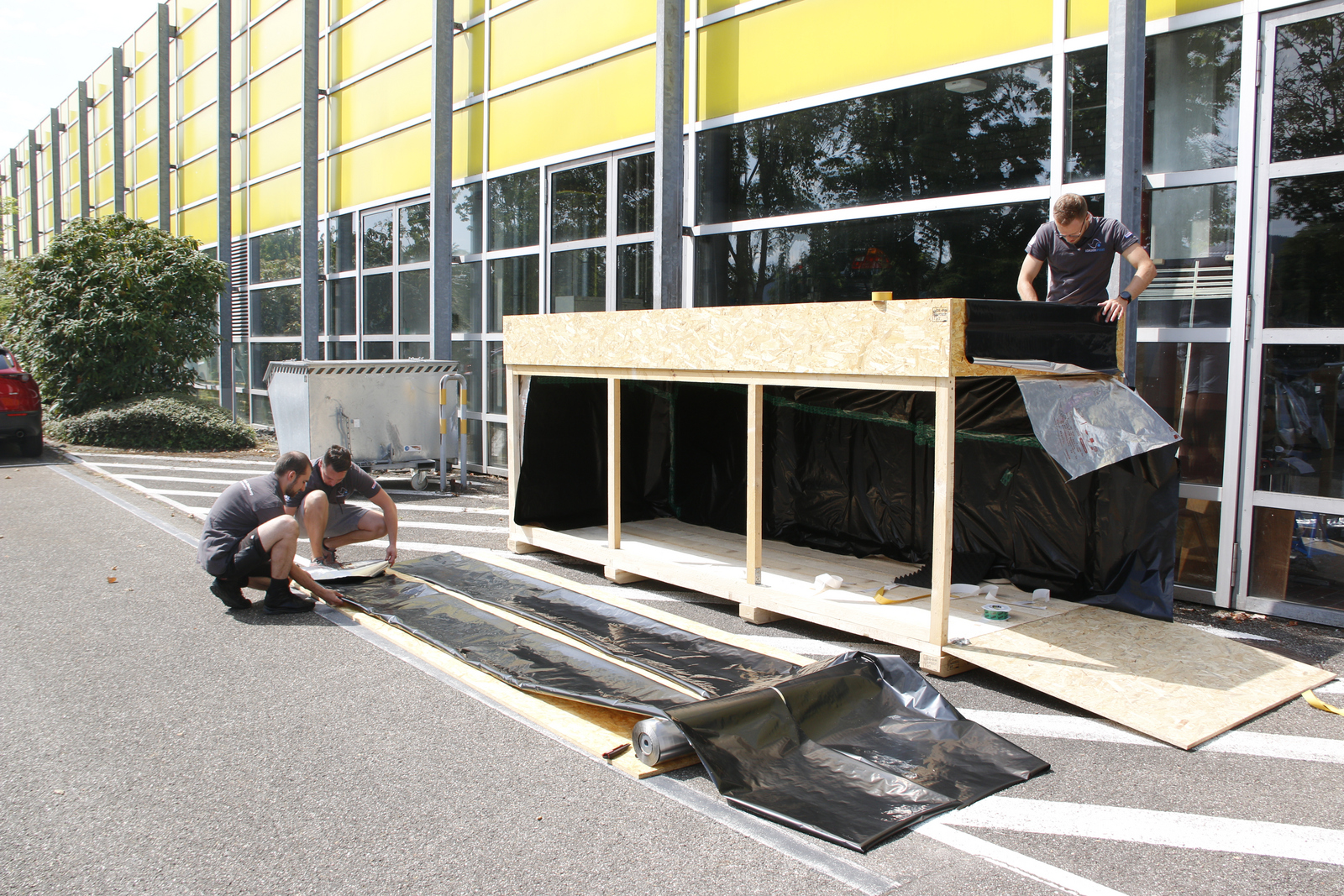 Studierende kleiden Kiste mit Isolierfolie aus