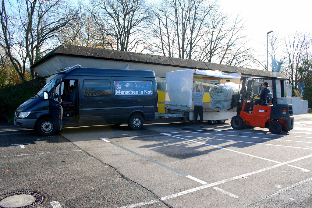 2._Beim_Verladen_der_Netze_aus_dem_Obst-_und_Weinbau_half_die_Technische_Abteilung_der_Hochschule_mit_einem_Gabelstapler