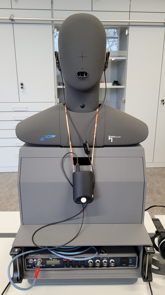 Kunstkopf für akustische Messungen mit Forschungshörgerät