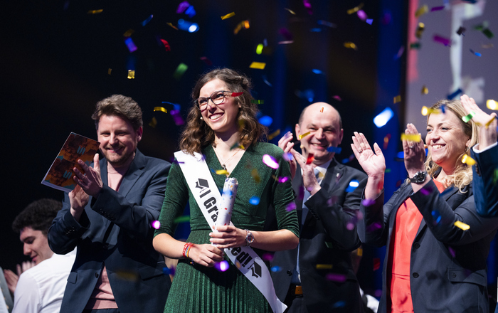 Akteure auf der Bühne im Konfettiregen