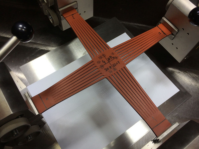 Foto eines äquibiaxialer Kriechversuchs eines Elastomerwerkstoffs von oben