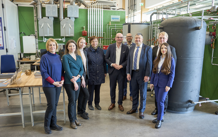Gruppenfoto vor Heizungstechnik im RIZ Energie 