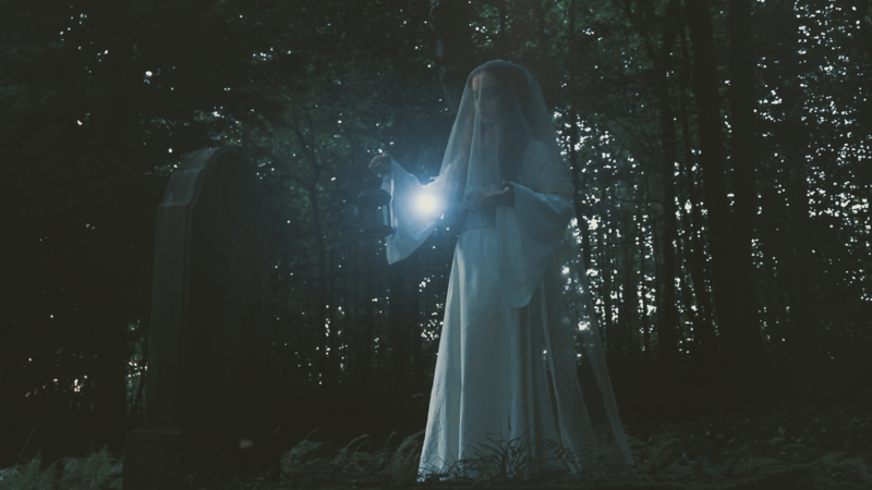 Filmszene - Frau im Wald