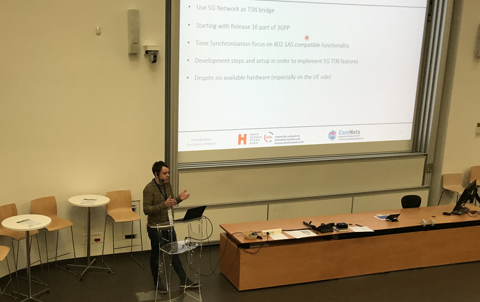 ein Redner vor einer Präsentationswand