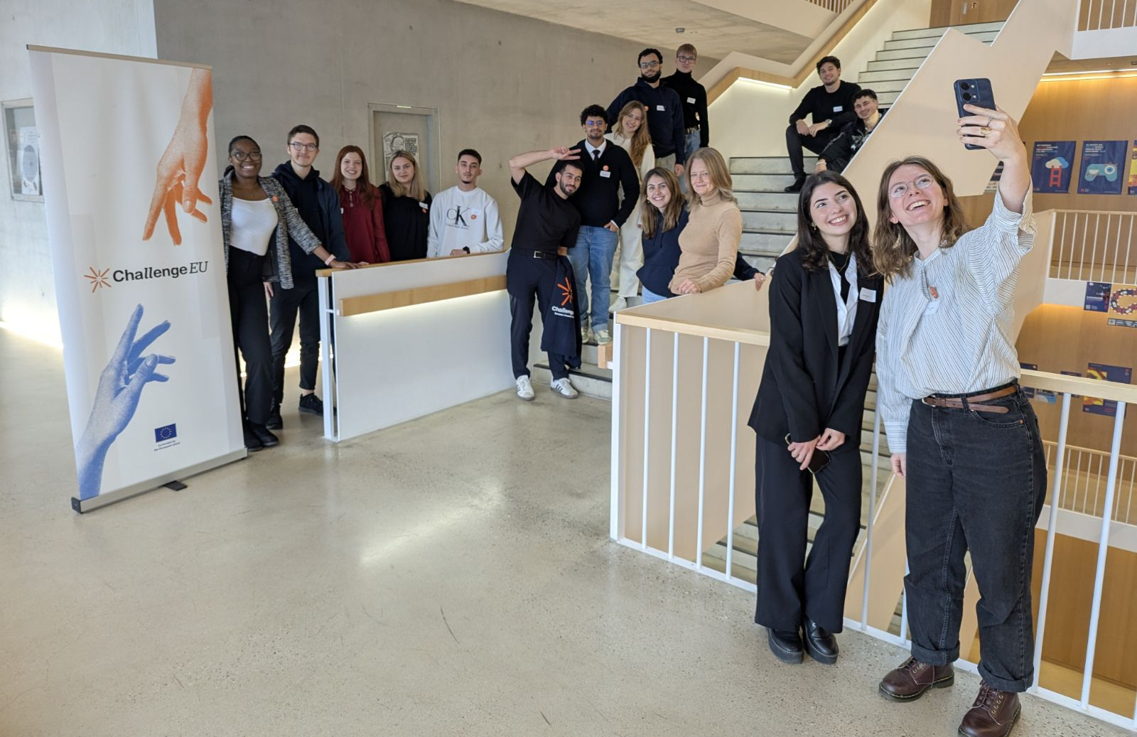 Die Studierendenbotschafter*innen bei einem Selfie-Shooting an einem Treppenaufgang