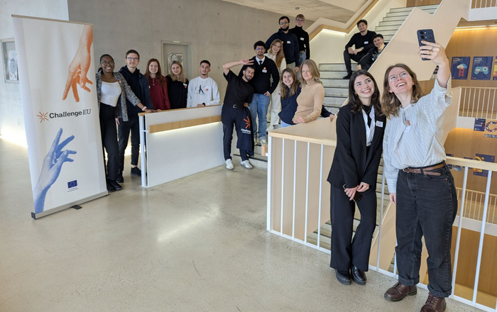 Die Studierendenbotschafter*innen bei einem Selfie-Shooting an einem Treppenaufgang